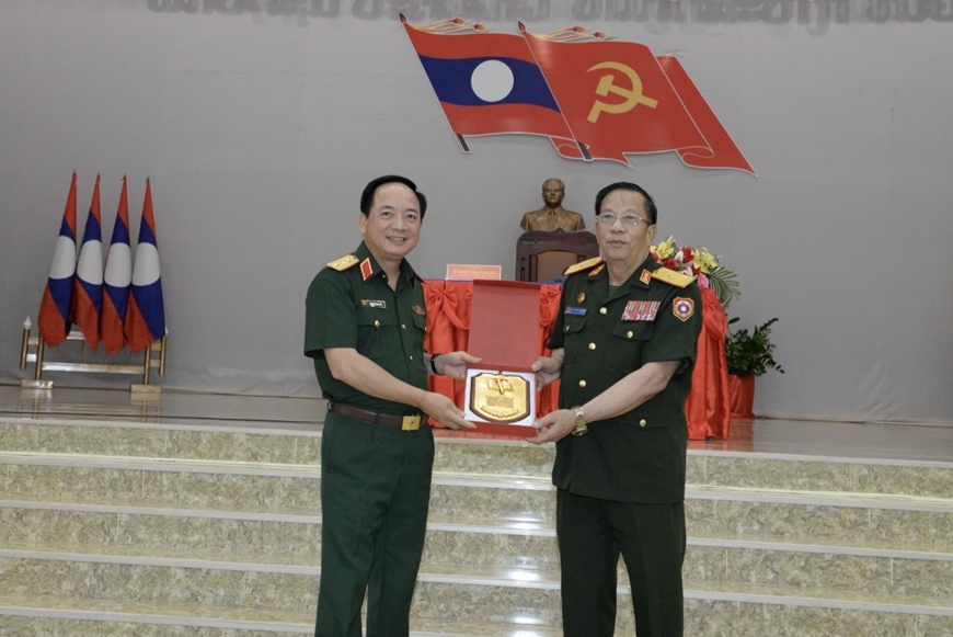 Thượng tướng Trịnh Văn Quyết thăm Trường Lý luận Chính trị Quân đội nhân dân Lào