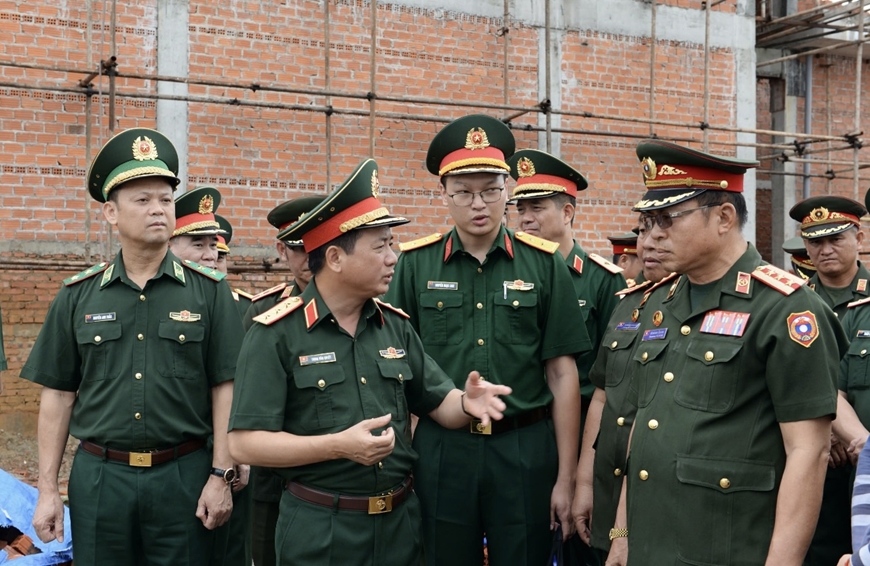 Thượng tướng Trịnh Văn Quyết thăm Trường Lý luận Chính trị Quân đội nhân dân Lào