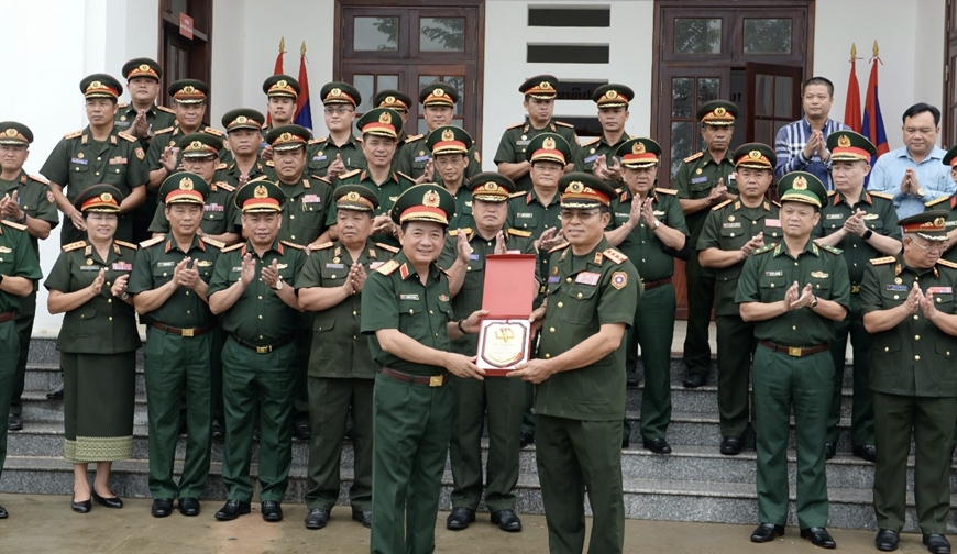 Thượng tướng Trịnh Văn Quyết thăm Trường Lý luận Chính trị Quân đội nhân dân Lào