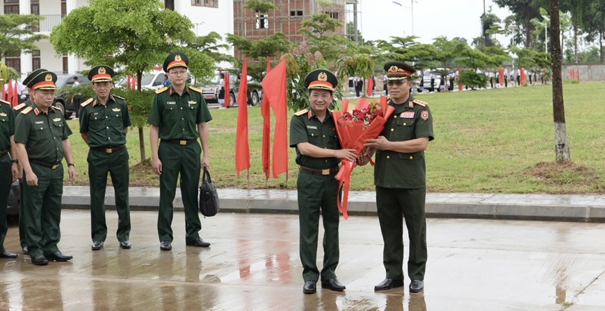 Thượng tướng Trịnh Văn Quyết thăm Trường Lý luận Chính trị Quân đội nhân dân Lào