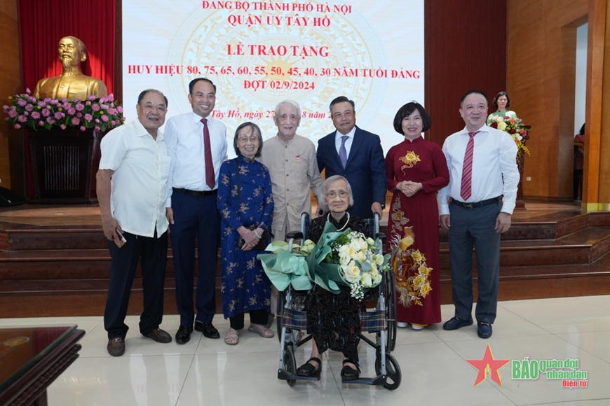 Hà Nội: Trao Huy hiệu Đảng tặng 265 đảng viên quận Tây Hồ