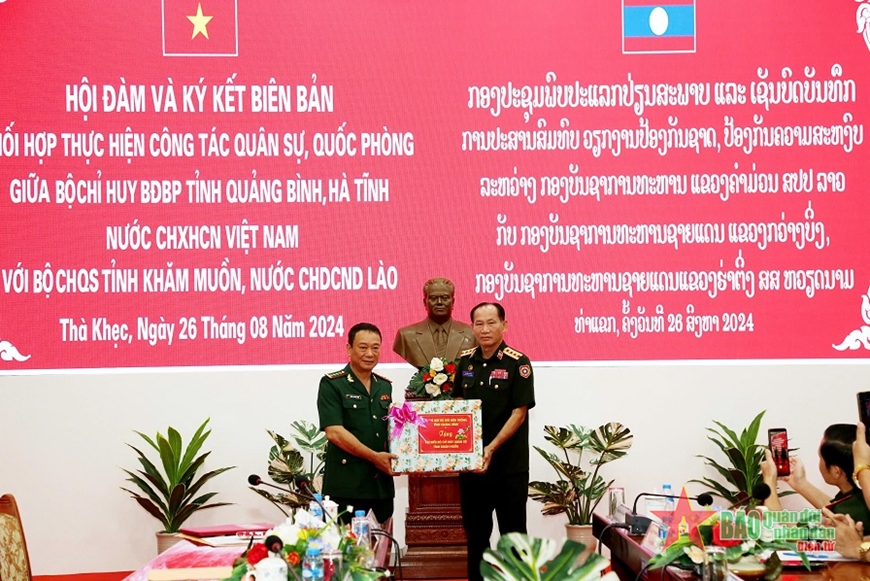 Hội đàm phối hợp thực hiện công tác quân sự, quốc phòng giữa 3 tỉnh Quảng Bình, Hà Tĩnh và Khammouane (Lào)