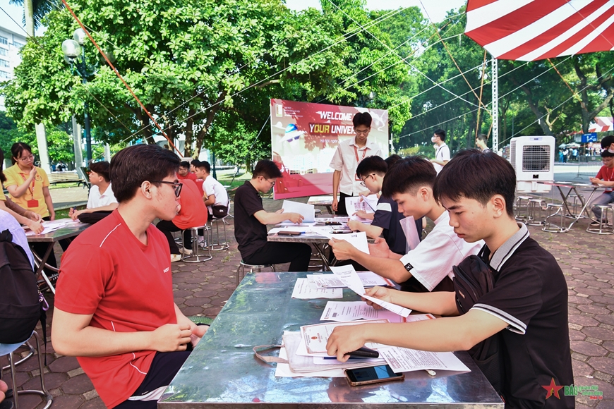 Khoảng 10.000 tân sinh viên nhập học vào Đại học Bách khoa Hà Nội