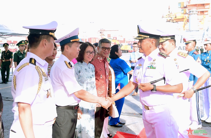 Tàu buồm Hải quân Indonesia thăm TP Hải Phòng