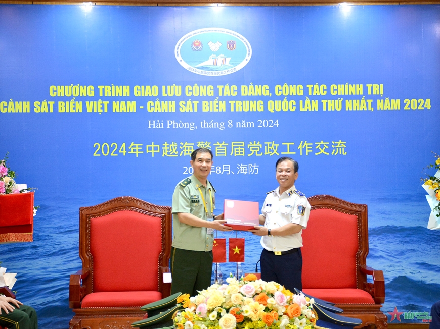 Thiếu tướng Trần Văn Thơ và Thiếu tướng Lưu Hậu Kiệt trao quà lưu niệm.