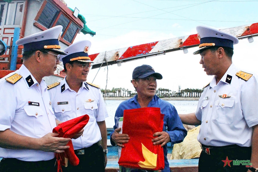 Lữ đoàn 171 thực hiện tốt chương trình “Hải quân Việt Nam làm điểm tựa cho ngư dân vươn khơi bám biển”