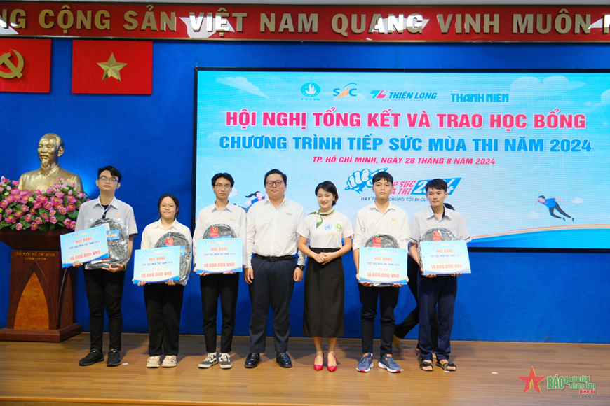 Trao 35 suất học bổng “Tiếp sức mùa thi” tặng tân sinh viên hoàn cảnh đặc biệt khó khăn