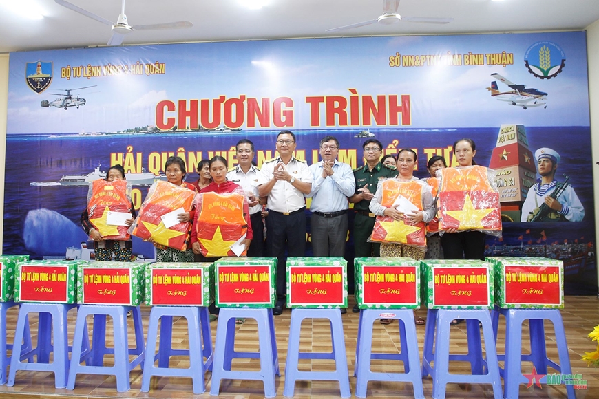Vùng 4 Hải quân chung tay hỗ trợ ngư dân Bình Thuận