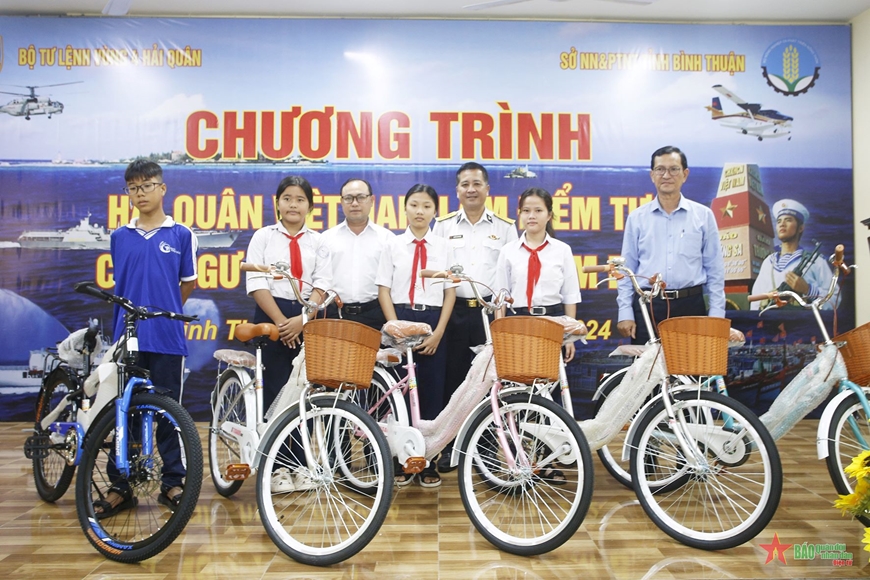 Vùng 4 Hải quân chung tay hỗ trợ ngư dân Bình Thuận