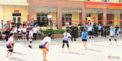 View - 	Sôi nổi các trận đấu Giải thể thao nội dung bóng chuyền hơi nữ