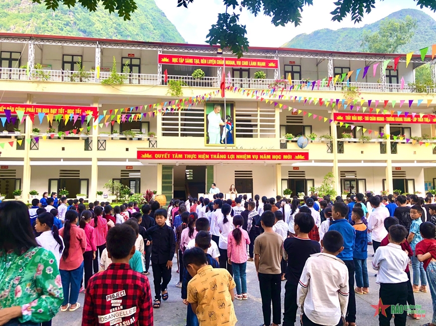 Trao tặng đồ dùng học tập cho học sinh vùng cao khó khăn