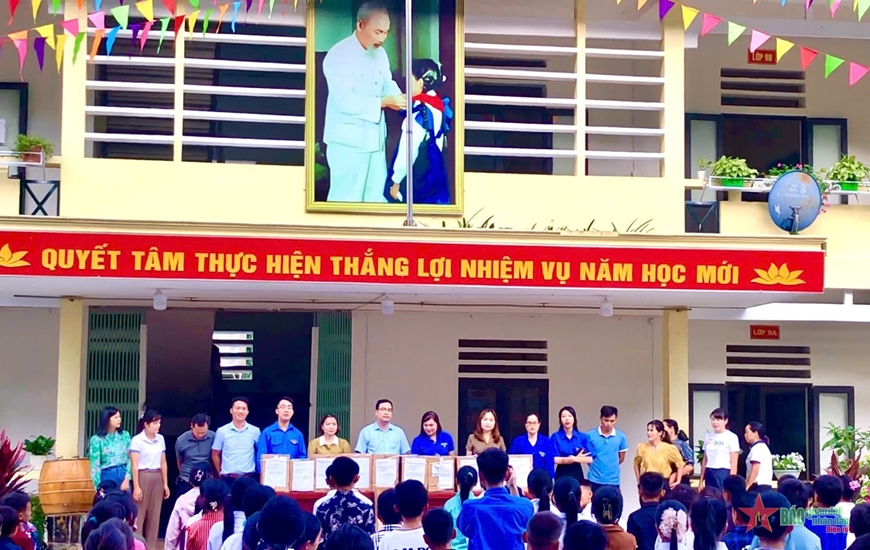 Trao tặng đồ dùng học tập cho học sinh vùng cao khó khăn