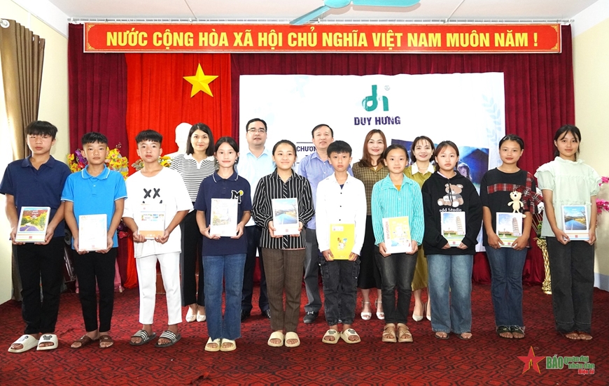 Trao tặng đồ dùng học tập cho học sinh vùng cao khó khăn