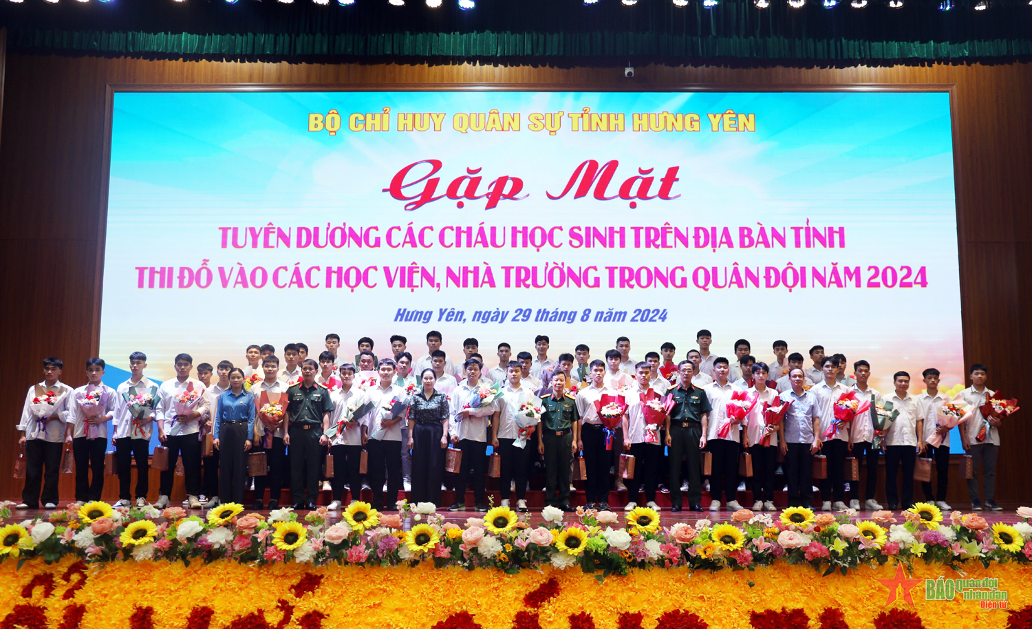 Bộ CHQS tỉnh Hưng Yên gặp mặt học sinh vừa trúng tuyển vào các học viện, nhà trường trong Quân đội