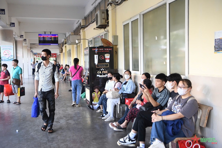 Người dân nô nức rời Hà Nội về quê nghỉ lễ