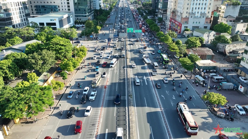 Người dân nô nức rời Hà Nội về quê nghỉ lễ