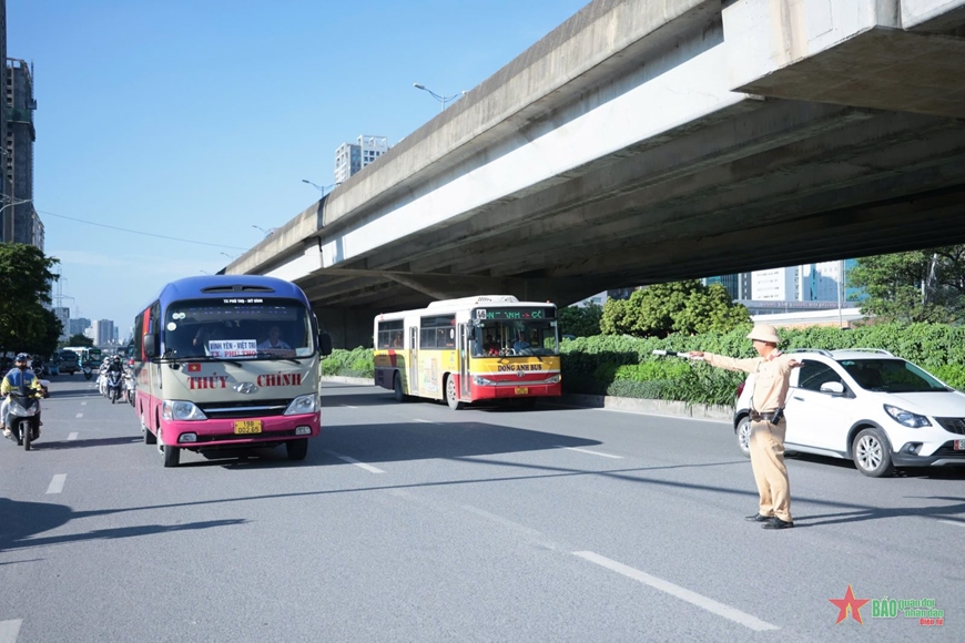 Người dân nô nức rời Hà Nội về quê nghỉ lễ