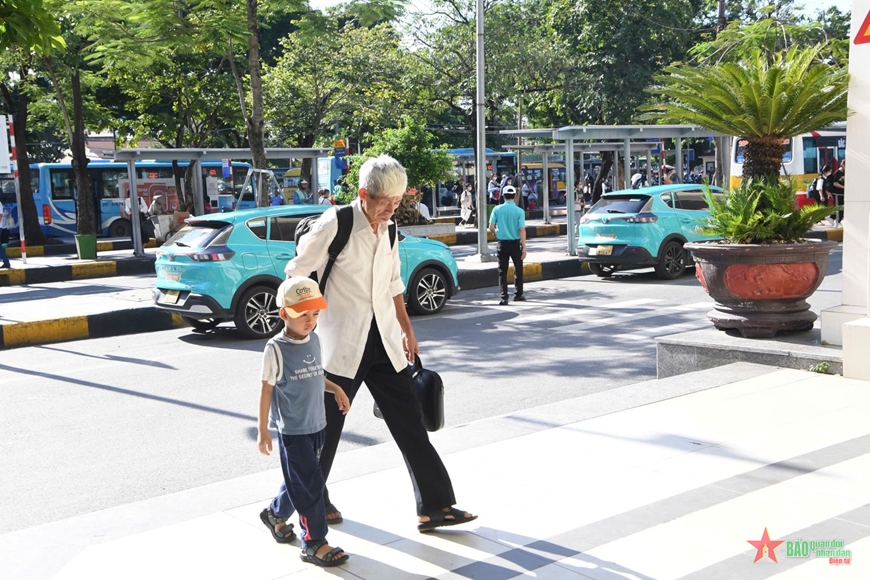Người dân nô nức rời Hà Nội về quê nghỉ lễ