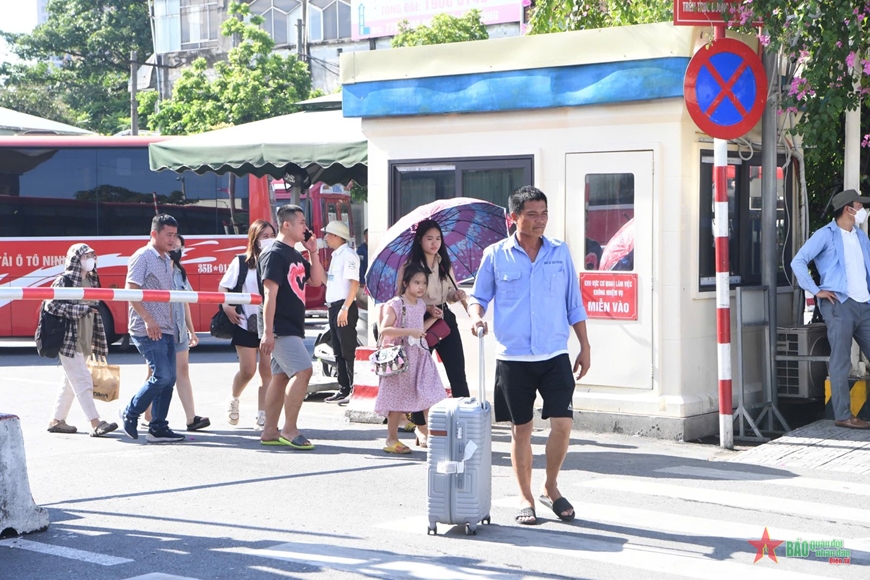 Người dân nô nức rời Hà Nội về quê nghỉ lễ