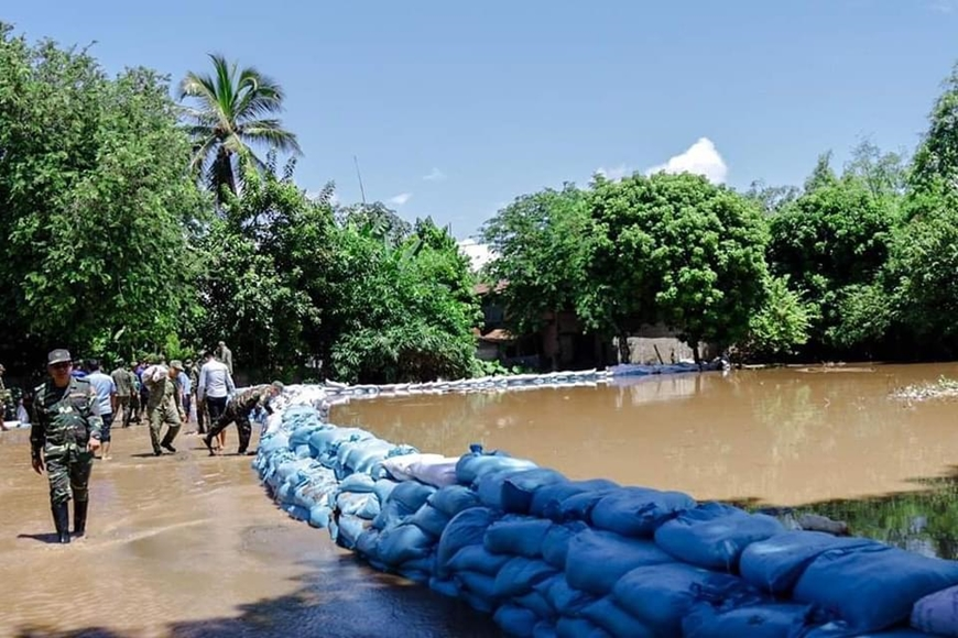 Lực lượng quân đội Lào giúp dân phòng, chống, khắc phục hậu quả mưa lũ
