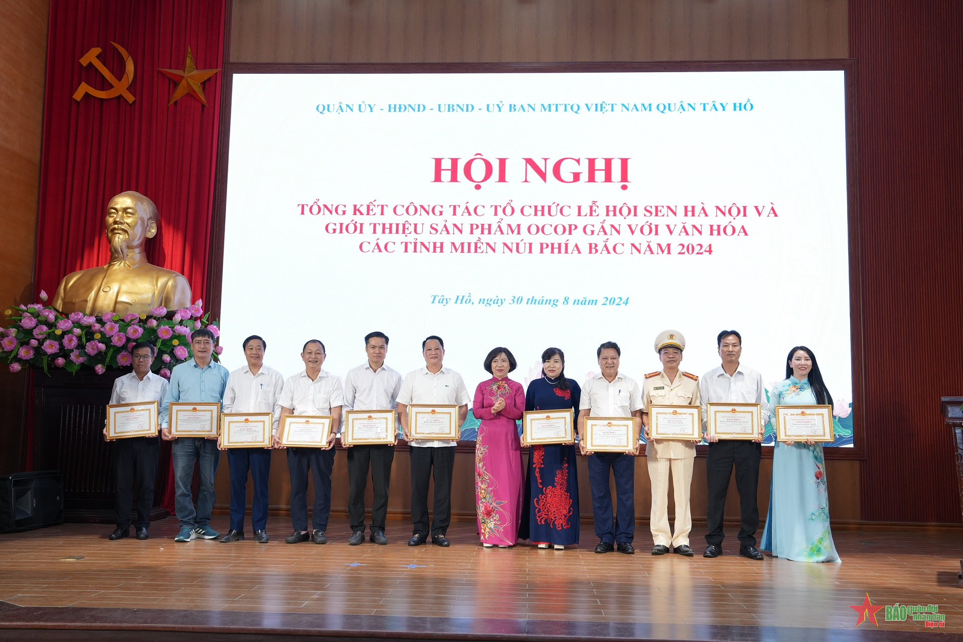 Quận Tây Hồ (TP Hà Nội): Khen thưởng nhiều tập thể, cá nhân trong phong trào thi đua

