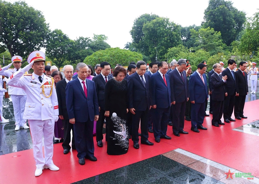 Lãnh đạo Đảng, Nhà nước, Quân đội vào Lăng viếng Chủ tịch Hồ Chí Minh