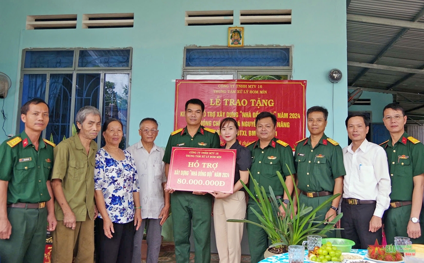 Binh đoàn 16 trao tặng kinh phí hỗ trợ xây dựng 