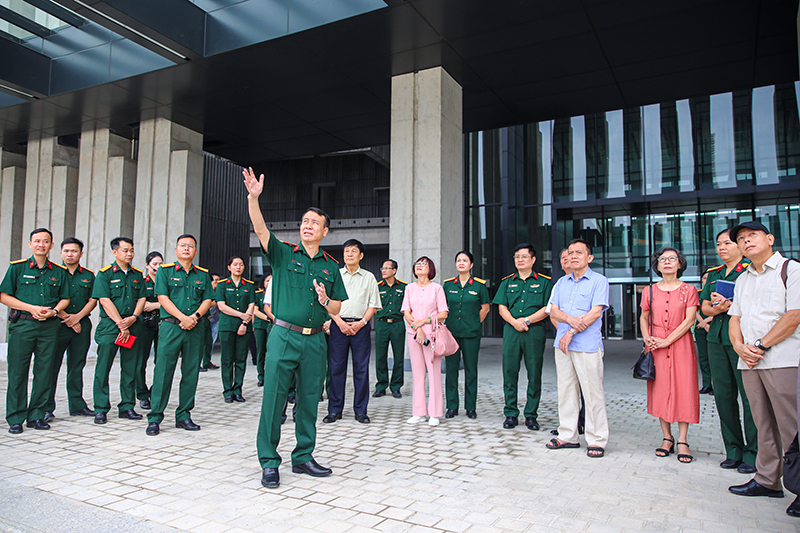 Các nhà khoa học góp ý trưng bày trong Bảo tàng Lịch sử Quân sự Việt Nam