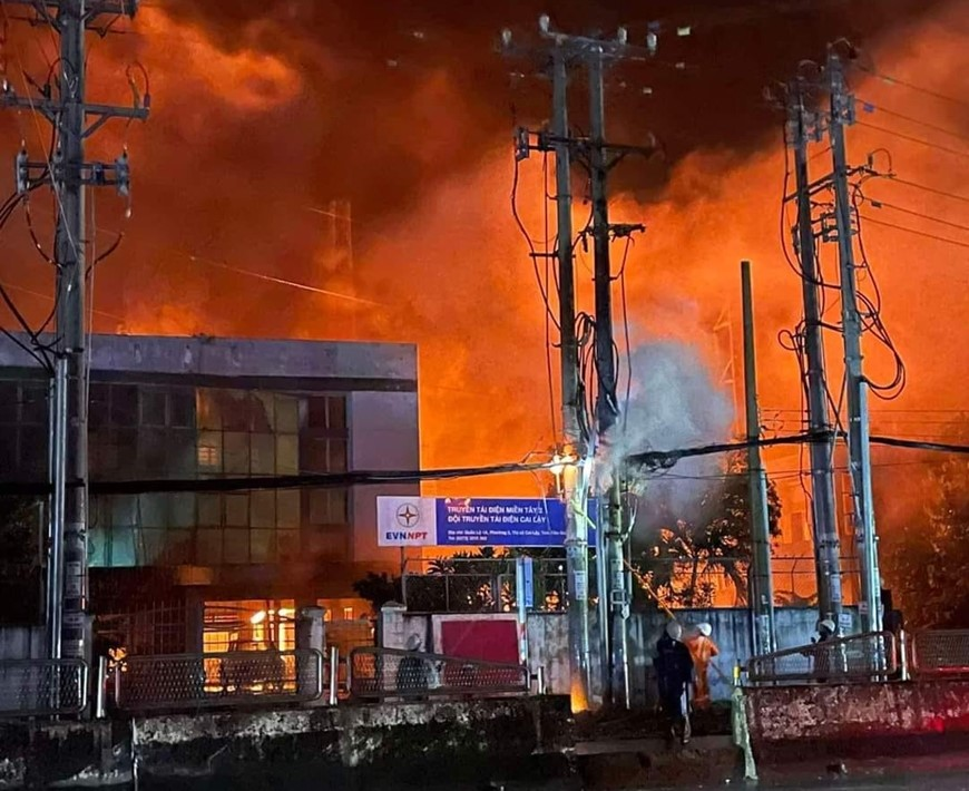 Tiền Giang: Trạm biến áp phát nổ và cháy lớn (clip)