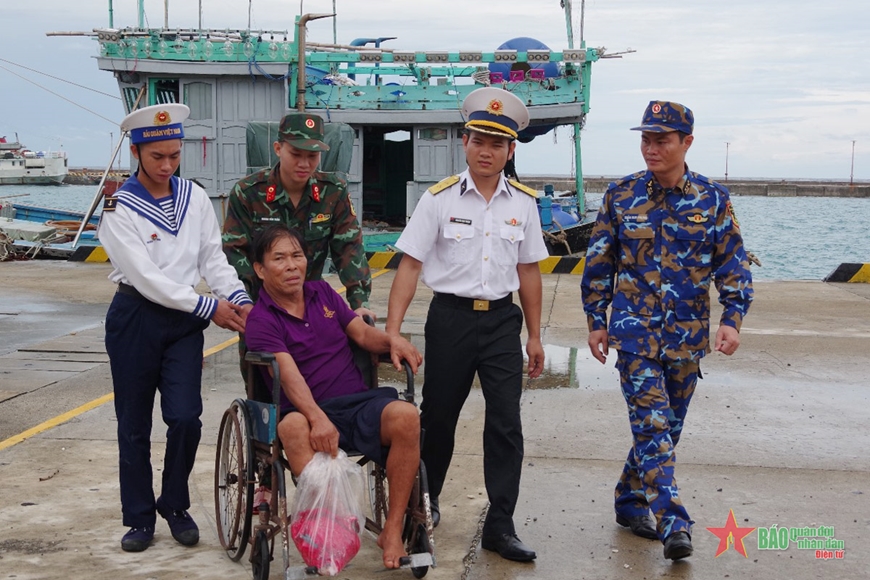 Ngư dân Bình Định bị thương được cấp cứu kịp thời tại Trường Sa
