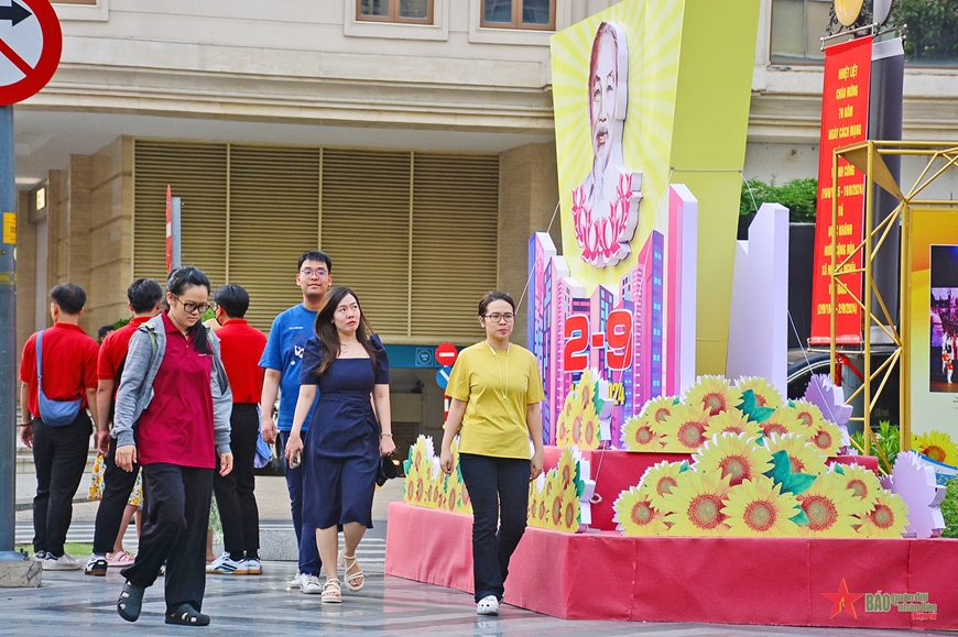 Đường phố TP Hồ Chí Minh rực rỡ sắc màu ngày Tết Độc lập