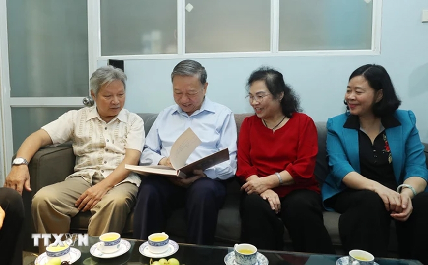 Tổng Bí thư, Chủ tịch nước Tô Lâm tri ân cố nhạc sĩ Văn Cao và cố họa sĩ Bùi Trang Chước