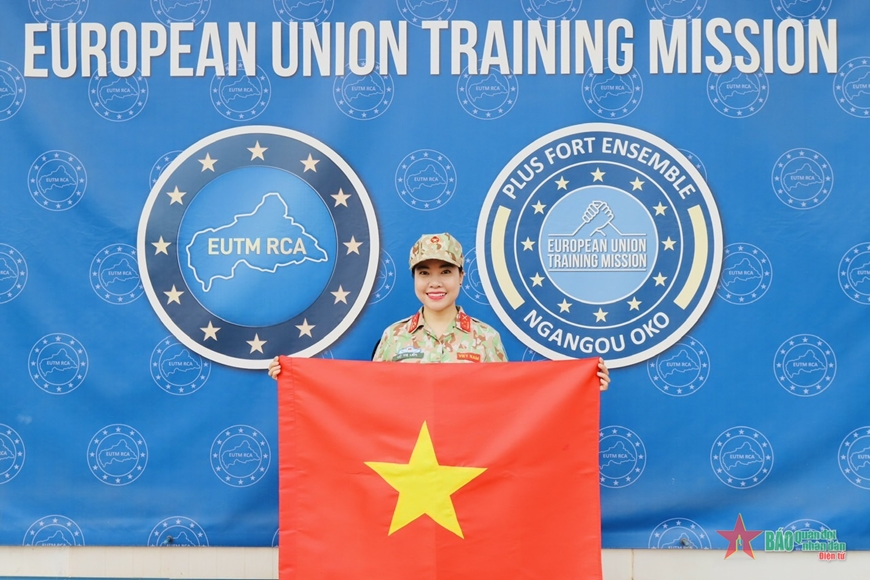 Thượng tá Vũ Thị Liên bày tỏ niềm tự hào với lá cờ Tổ quốc. Ảnh: Tổ công tác cung cấp
