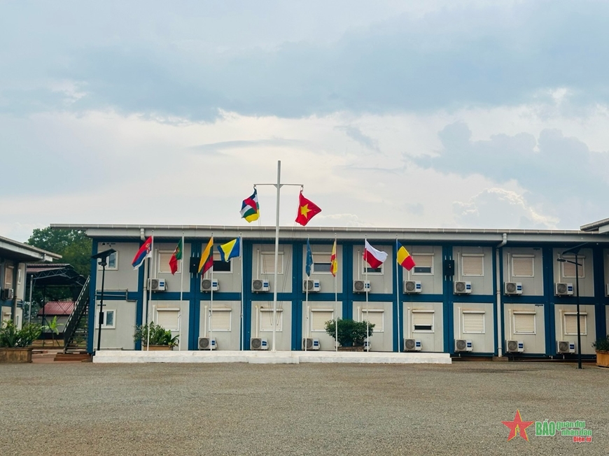 Lá cờ Việt Nam được treo tại Sở Chỉ huy Phái bộ EUTM RCA trong suốt ngày 2-9. Ảnh: Tổ công tác cung cấp
