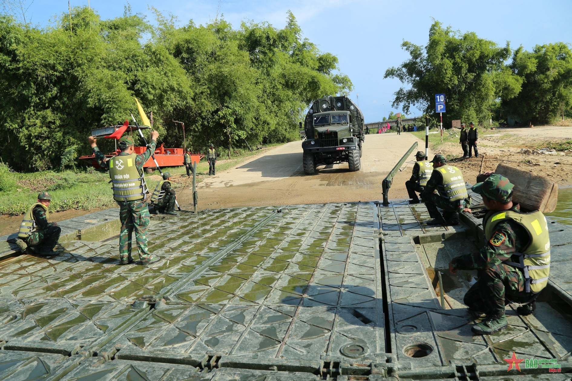 Huấn luyện vượt sông sát nhiệm vụ địa bàn