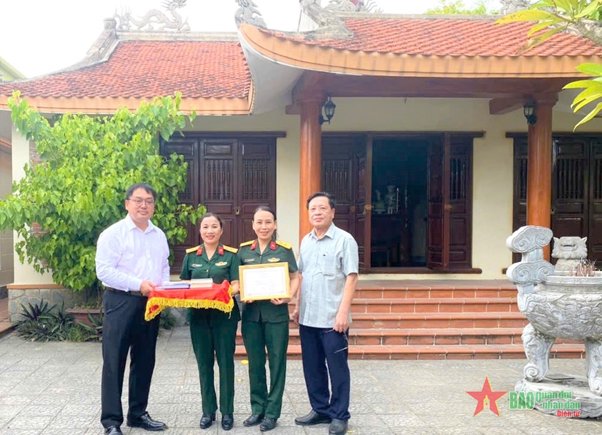 Bảo tàng Quân khu 4 tiếp nhận kỷ vật của Thiếu tướng Hoàng Đan