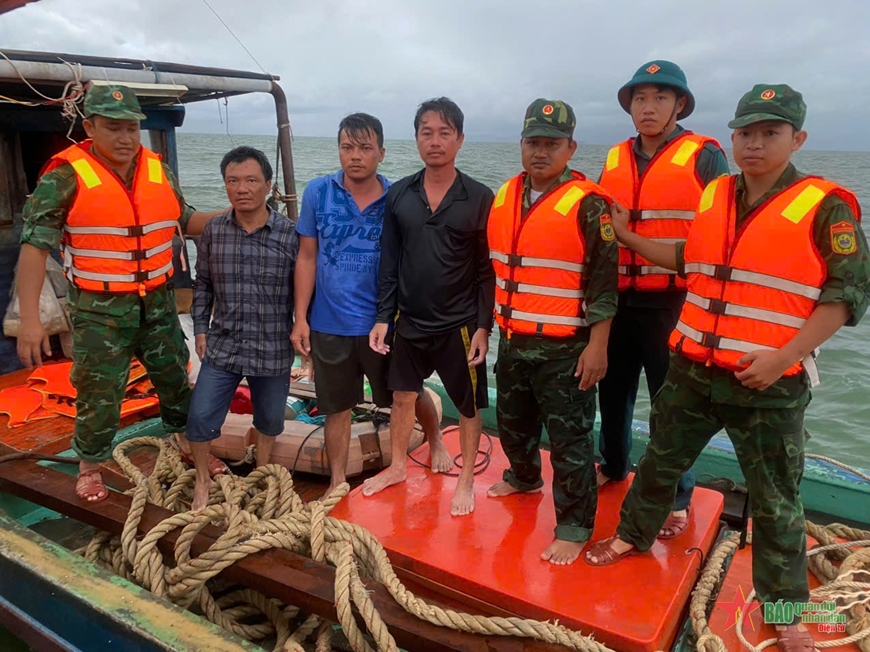 Bộ đội Biên phòng tỉnh Kiên Giang cứu sống 3 người dân bị nạn trên biển
