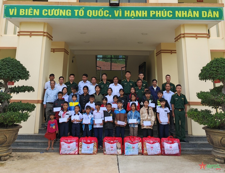 Đón, nhận con nuôi “Đồn Biên phòng” và tặng quà cho học sinh nghèo vượt khó