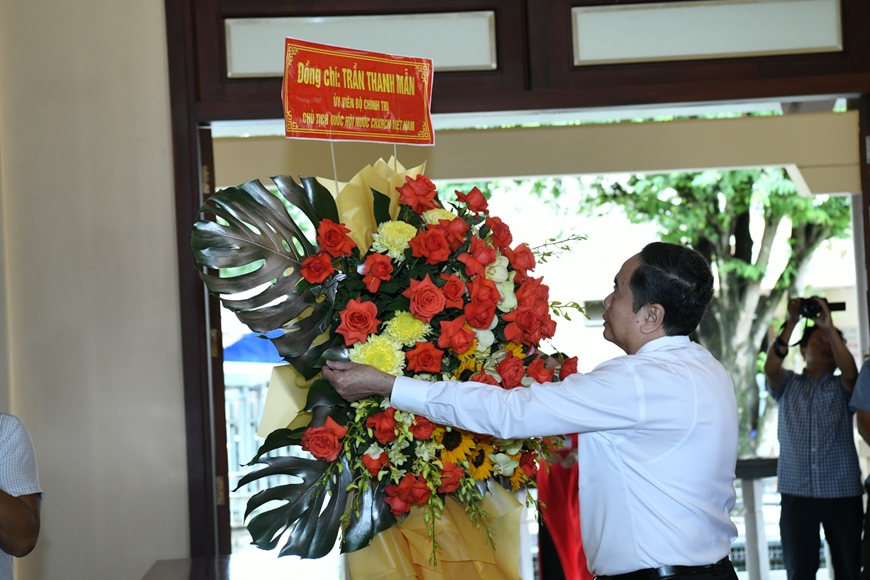 Chủ tịch Quốc hội Trần Thanh Mẫn dâng hương tưởng nhớ Chủ tịch Hội đồng Bộ trưởng Phạm Hùng và Thủ tướng Võ Văn Kiệt
