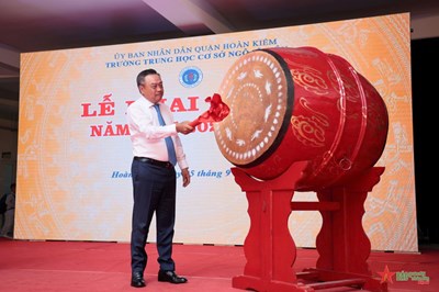 View - 	Chủ tịch UBND Hà Nội Trần Sỹ Thanh dự lễ khai giảng năm học mới