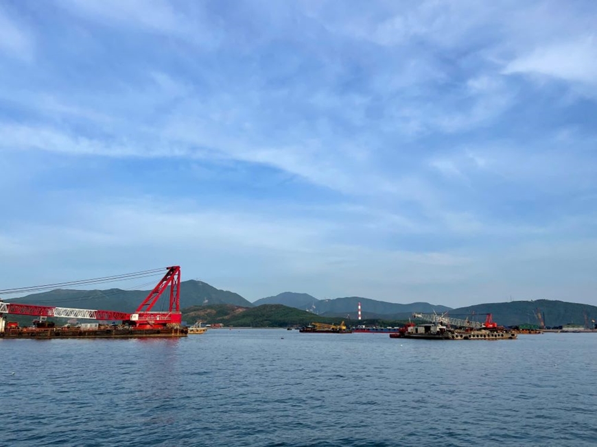 Cán bộ, chiến sĩ Cảnh sát biển nỗ lực không ngừng nghỉ kêu gọi, hướng dẫn các phương tiện hoạt động trên biển vào khu vực an toàn phòng tránh bão Yagi