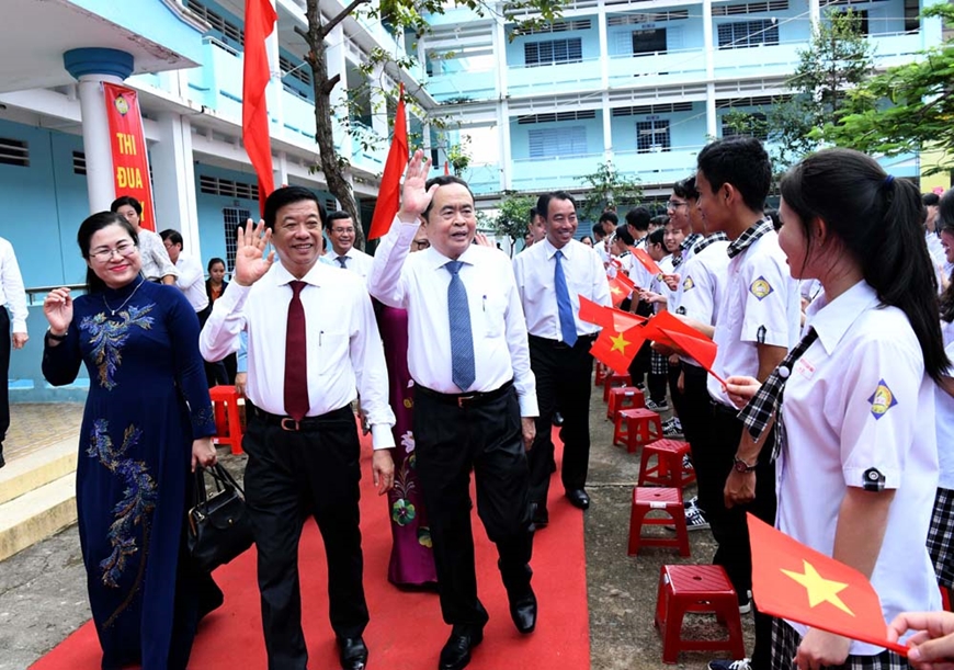 Chủ tịch Quốc hội Trần Thanh Mẫn dự Lễ khai giảng tại Trường THPT Phạm Hùng (Vĩnh Long)