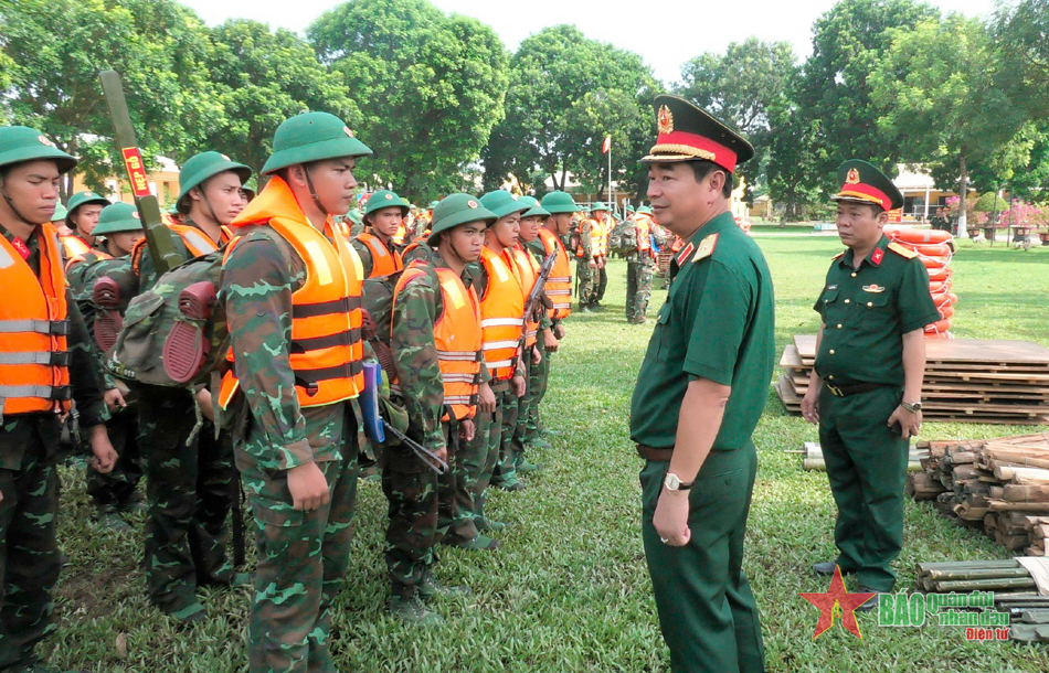 Tư lệnh Quân đoàn 12 kiểm tra khả năng sẵn sàng ứng phó sự cố thiên tai tại Lữ đoàn Pháo binh 368