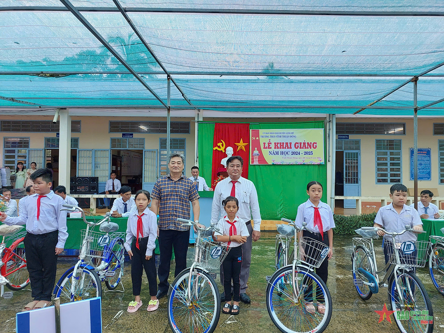 Báo Quân đội nhân dân tiếp sức học sinh đến trường 