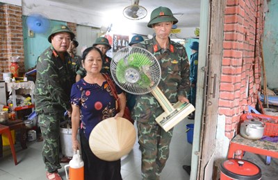 Gallery - 	Bộ đội, dân quân giúp đỡ nhân dân di dời tránh bão số 3
