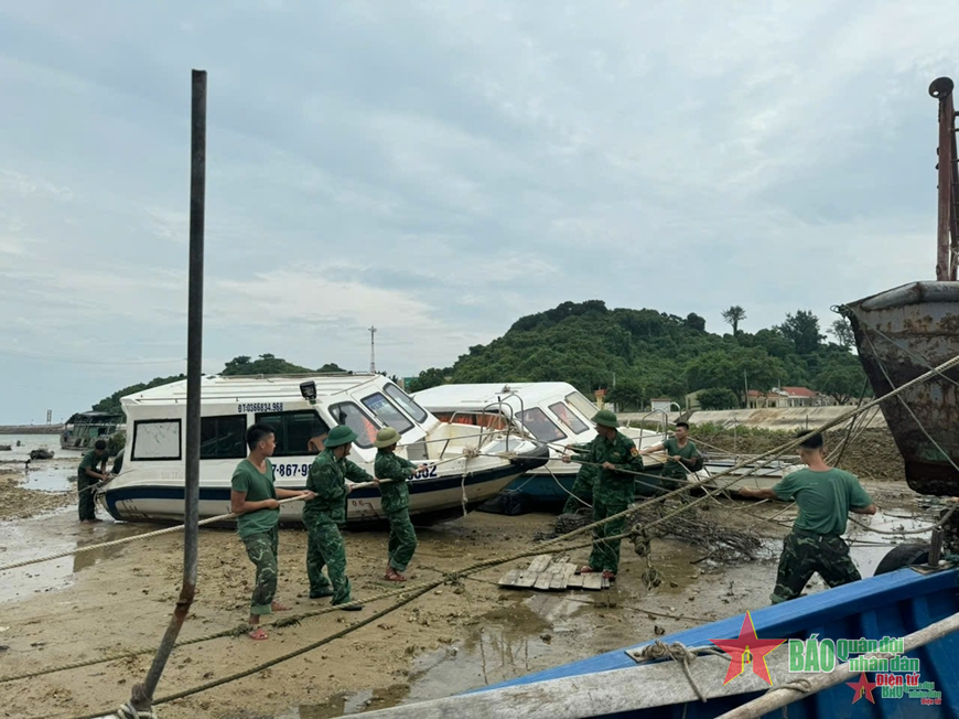 Lực lượng vũ trang Quân khu 3 sát cánh cùng nhân dân phòng, chống bão số 3