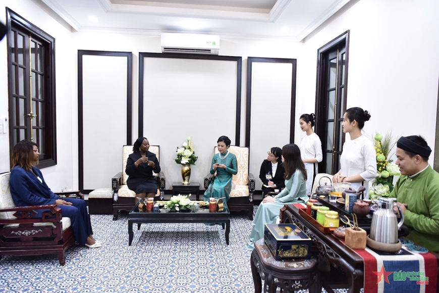 Phu nhân Tổng Bí thư, Chủ tịch nước Tô Lâm tặng Đệ nhất phu nhân Guinea-Bissau trà “ngũ phúc lâm môn”