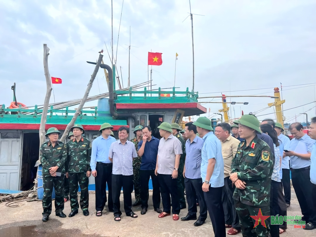 Bộ trưởng Bộ Nông nghiệp và Phát triển nông thôn kiểm tra công tác ứng phó bão số 3 tại tỉnh Nam Định