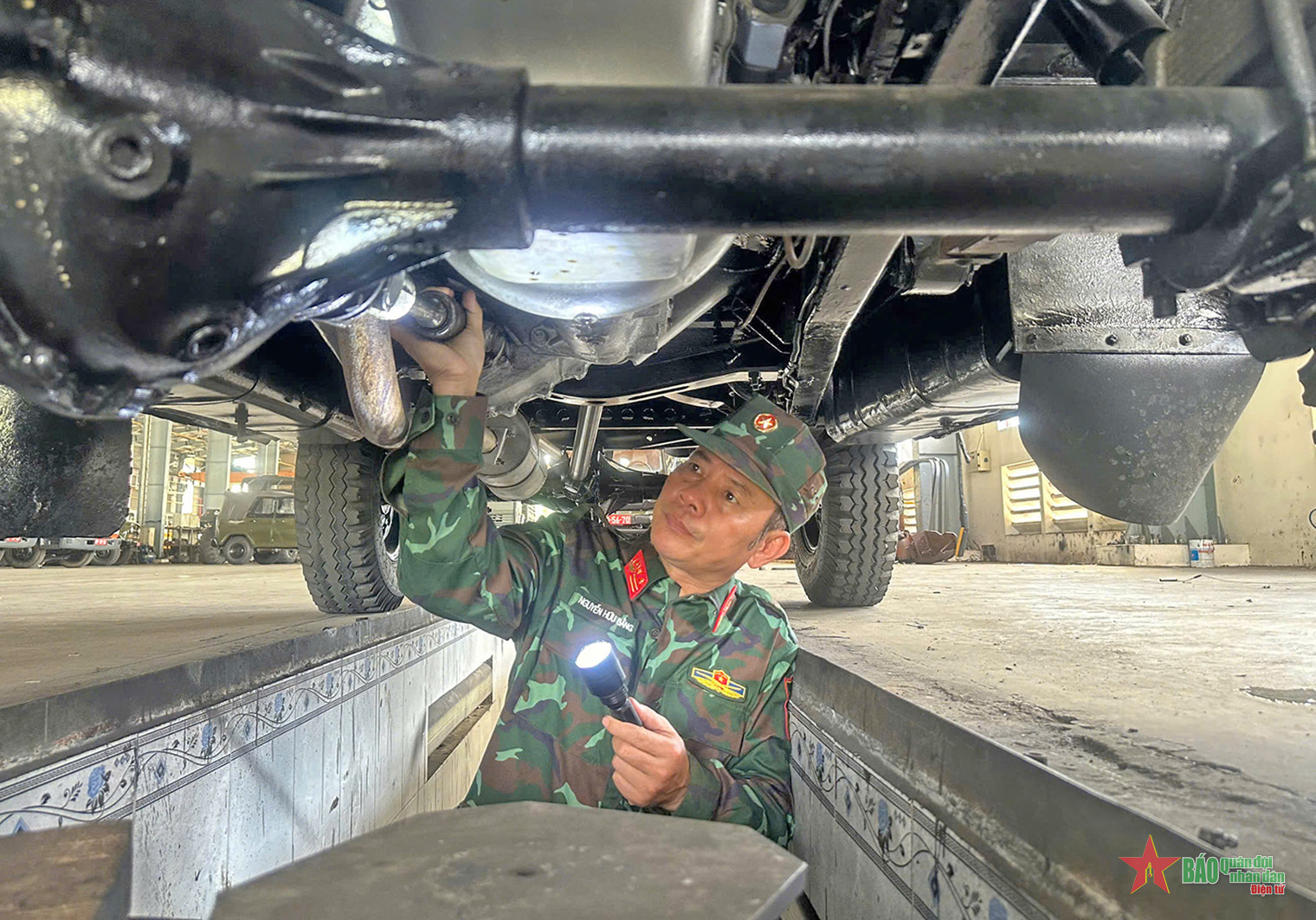 “Xem mạch, bắt bệnh” cho những chuyến xe quân sự an toàn