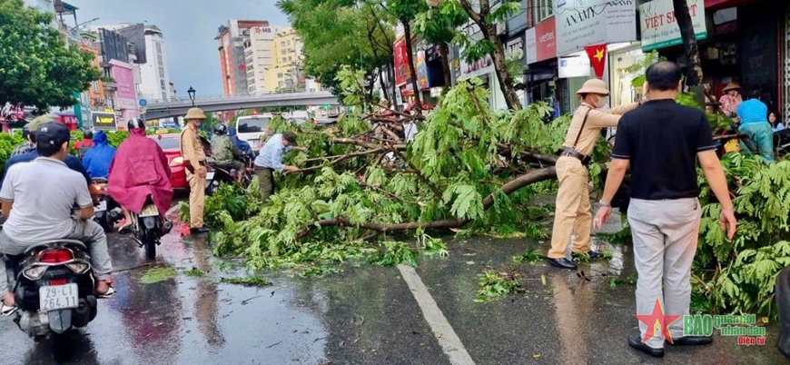 Cảnh sát giao thông thành phố Hà Nội triển khai phương án ứng phó bão số 3